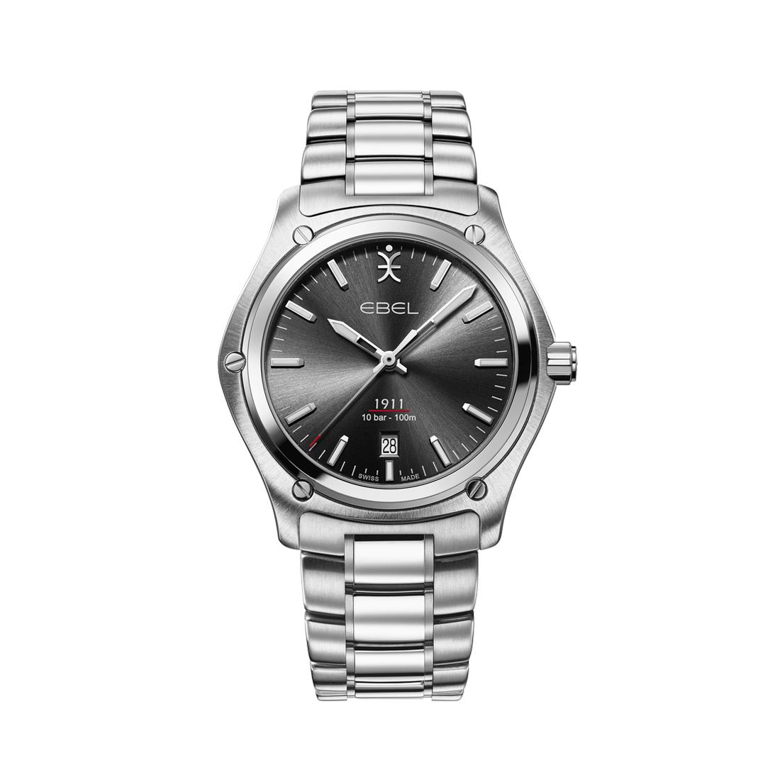 De nieuwe Ebel 1911 is geïnspireerd door de harmonieuze schoonheid van functie en vorm. Oorspronkelijk gelanceerd als onderdeel van de Sport Classic-familie in 1986 ter herdenking van het 75-jarig jubileum van het merk, weerspiegelt de lijn uit 1911 de elegante en artistieke geest van Ebel. De zeshoekige kastvorm, uitgebalanceerde proporties, verfijnde details en de klassieke metalen band. De kast herbergt een Zwitsers Quartz uurwerk en is tot 100 meter waterdicht.